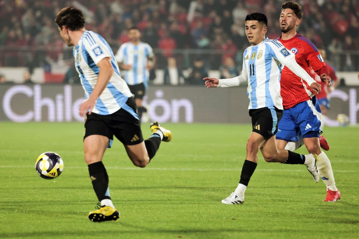 La asistencia de Thiago Almada para el muy buen gol de Julián Álvarez ante Chile; la selección hace la diferencia por su capacidad de "pases" para romper líneas