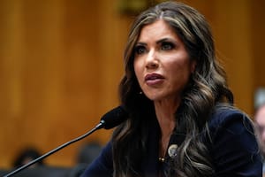 La asistencia financiera y de viaje que recibirán los migrantes fue confirmada por la secretaria de Seguridad Nacional, Kristi Noem