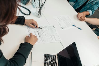 La asistencia legal para inmigrantes consiste en solicitud de asilo, visas, DACA, refugiados, entre otros (Pexels/Kindel Media)
