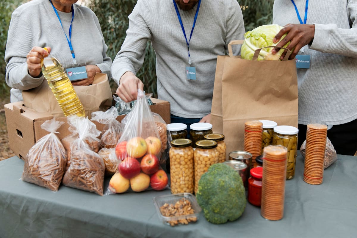 La asistencia se organiza mediante una red de despensas, comedores y puntos de distribución en distintos sectores de la ciudad
