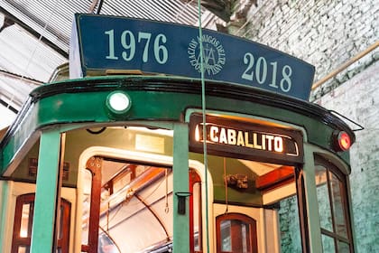 La Asociación Amigos del Tranvía (AAT) impulsa desde 1980 el recorrido del Tramway Histórico por el barrio de Caballito. Cada fin de semana, un promedio de 500 pasajeros se montan en los coches, que, en algunos casos, son monumento histórico, al igual que el taller Polvorín, donde se los guarda