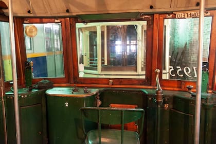 Cada fin de semana, un promedio de 500 pasajeros pasea por la ciudad en éstos históricos coches