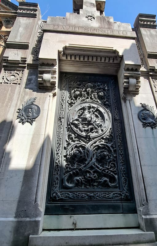 La asombrosa puerta de la bóveda de Spinetto en el cementerio de la Recoleta.