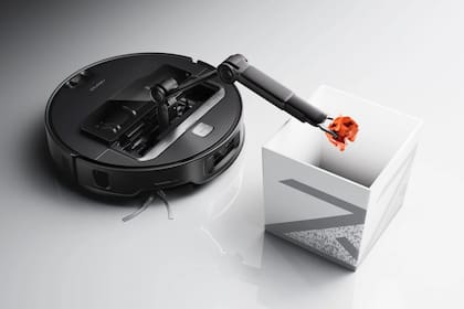 La aspiradora robot Roborock Saros Z70 tiene un brazo mecánico para levantar cosas tiradas en el piso y poder seguir con la limpieza