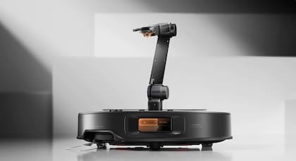 La aspiradora robot Roborock Saros Z70 tiene un brazo mecánico para levantar cosas tiradas en el piso y poder seguir con la limpieza