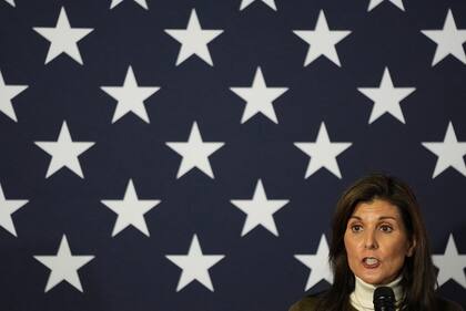 La aspirante a la candidatura republicana a la presidencia y exembajadora ante Naciones Unidas Nikki Haley habla en un acto de campaña el sábado 13 de enero de 2024 en Iowa City, Iowa. (AP Foto/Abbie Parr)
