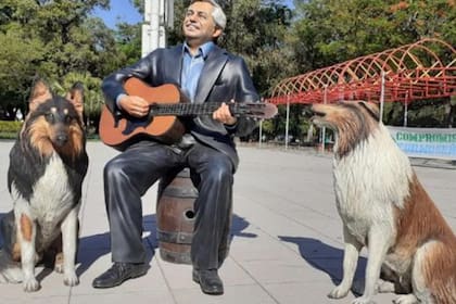 La estatua de Alberto Fernández y sus perros que el gobernador Gildo Insfrán hizo instalar en una plaza de Laguna Blanca