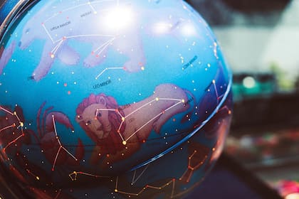 La astrología toma en cuenta la posición de las estrellas y los planetas para entender las conductas de las personas