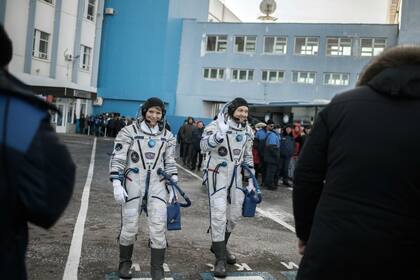 La astronauta Anne McClain (izq.) entró ilegalmente a la cuenta bancaria de su expareja desde la Estación Espacial Internacional