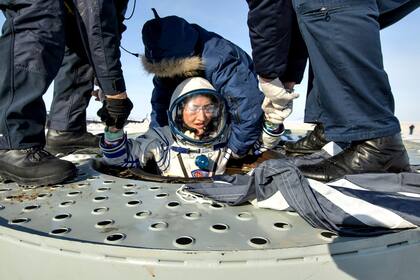 La astronauta Christina Koch al regresar del espacio, el 6 de febrero pasado