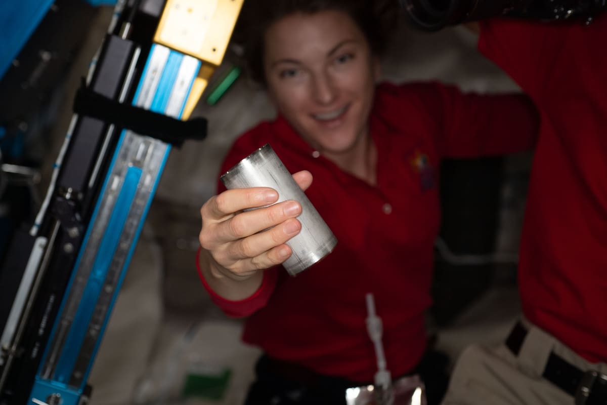 La astronauta Kayla Barron reemplaza un filtro en el sistema de recuperación de agua de la Estación Espacial Internacional; la NASA dice que ya logra reciclar el 98 por ciento del agua usada