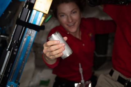 La astronauta Kayla Barron reemplaza un filtro en el sistema de recuperación de agua de la Estación Espacial Internacional; la NASA dice que ya logra reciclar el 98 por ciento del agua usada