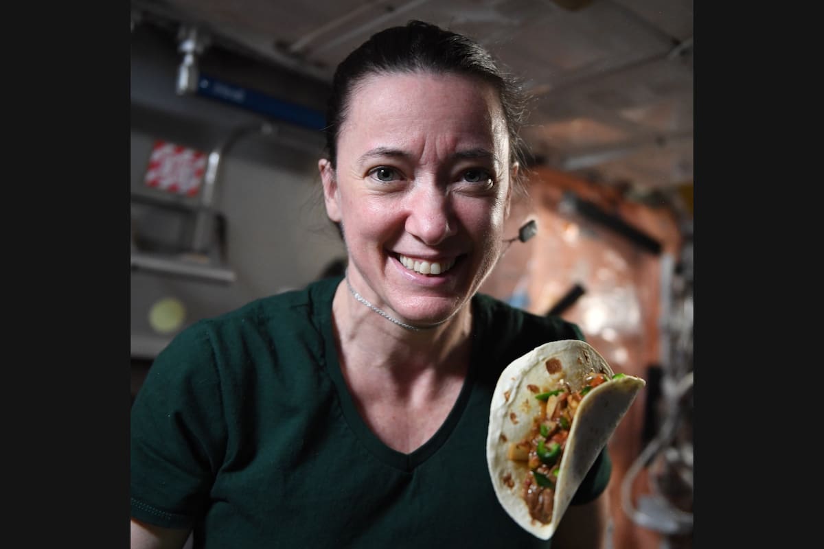 La astronauta Megan McArthur posa con el taco preparado con pimientos cultivados y cosechados en la Estación Espacial Internacional