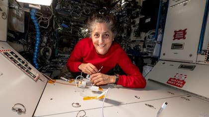 La astronauta Suni Williams (en la foto) y su colega Butch Wilmore están varados en la Estación Espacial Internacional