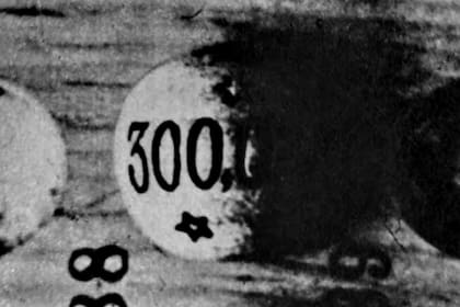 La bola con la inscripción del premio ganador fue sustraída del tablero con la habilidad de un prestidigitador