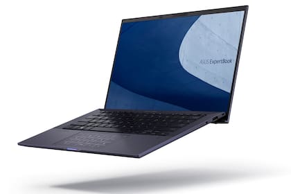 La Asus ExpertBook, el modelo más liviano de la compañía taiwanesa, con solo 880 gramos de peso