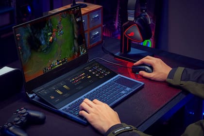 La Asus ROG Zephyrus Duo 15 tiene dos pantallas: la convencional y otra junto al teclado