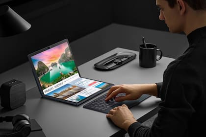 La Asus Zenbook 17 Fold OLED tiene una pantalla táctil plegable de 17,3 pulgadas; cuando se dobla, cada mitad tiene el tamaño de una pantalla de 12,5 pulgadas