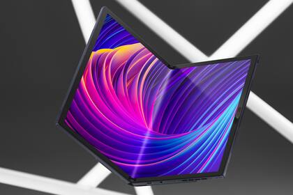 La Asus Zenbook 17 Fold OLED tiene una pantalla táctil plegable de 17,3 pulgadas; cuando se dobla, cada mitad tiene el tamaño de una pantalla de 12,5 pulgadas