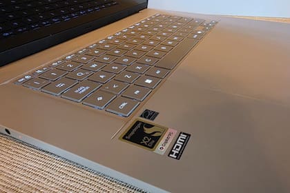 La Asus Zenbook A16 tiene un chip Snapdragon X2 Extreme, lo que le permite lograr una gran autonomía sin resignar rendimiento