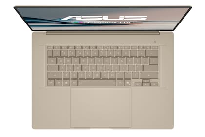 La Asus Zenbook A16 usa un chasis construido en ceraluminio, un material que le permite ser liviana y resistente a golpes y rayones al mismo tiempo