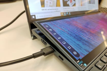La Asus ZenBook Duo 14 combina la bisagra ErgoLift, que eleva la notebook para un uso más cómodo, y también despliega la pantalla ScreenPad Plus