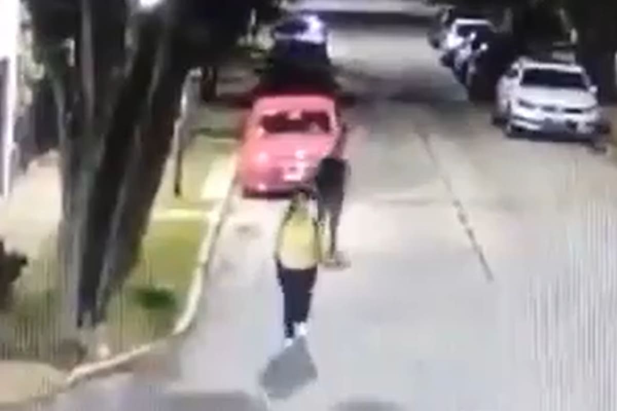 La atacó con violencia en plena calle y huyó corriendo