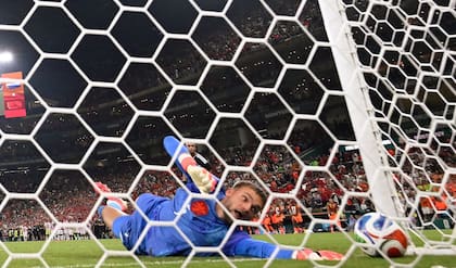 La atajada “a lo Dibu” del arquero de Países Bajos y el insólito autogol que eliminó a su selección en los penales.