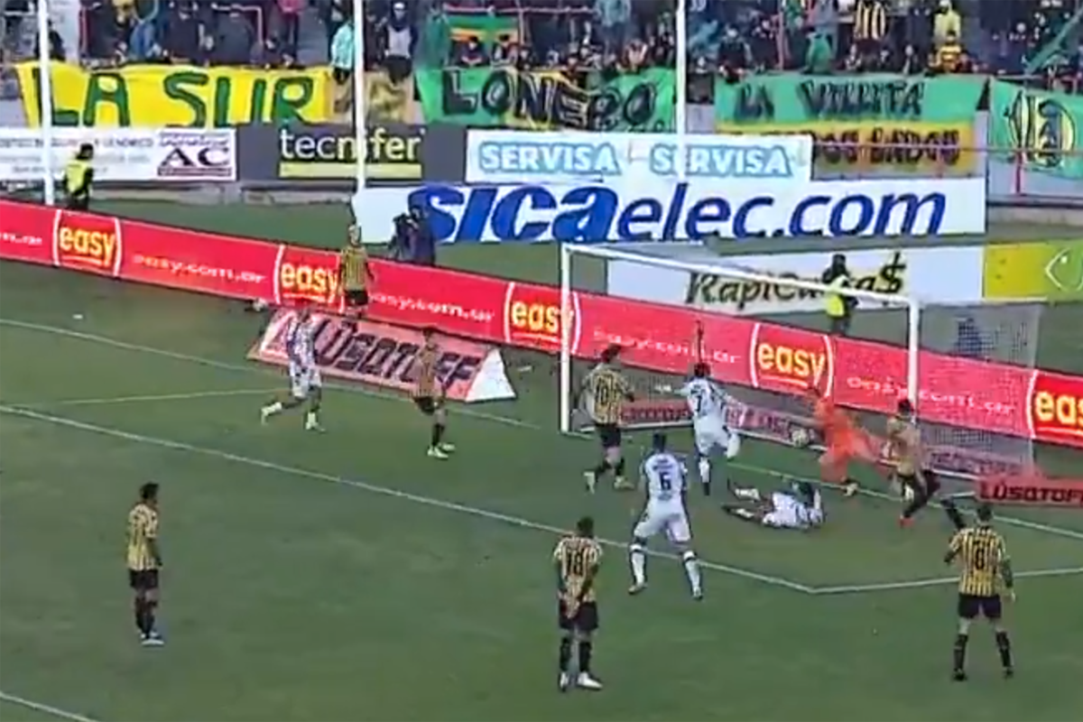 La atajada de Carranza ante el remate de Central Córdoba