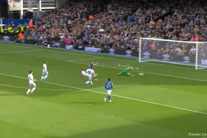 La atajada de Dibu Martínez ante Delap en el partido de Aston Villa ante Ipswich Town
