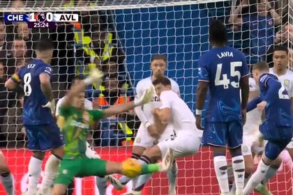 La atajada de Dibu Martínez en el tiro libre dentro del área para Chelsea