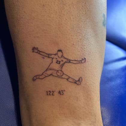 La atajada de Dibu Martínez se convirtió en motivo de tatuajes; Alejandro "Papu" Gómez fue uno de los que se lo hicieron
