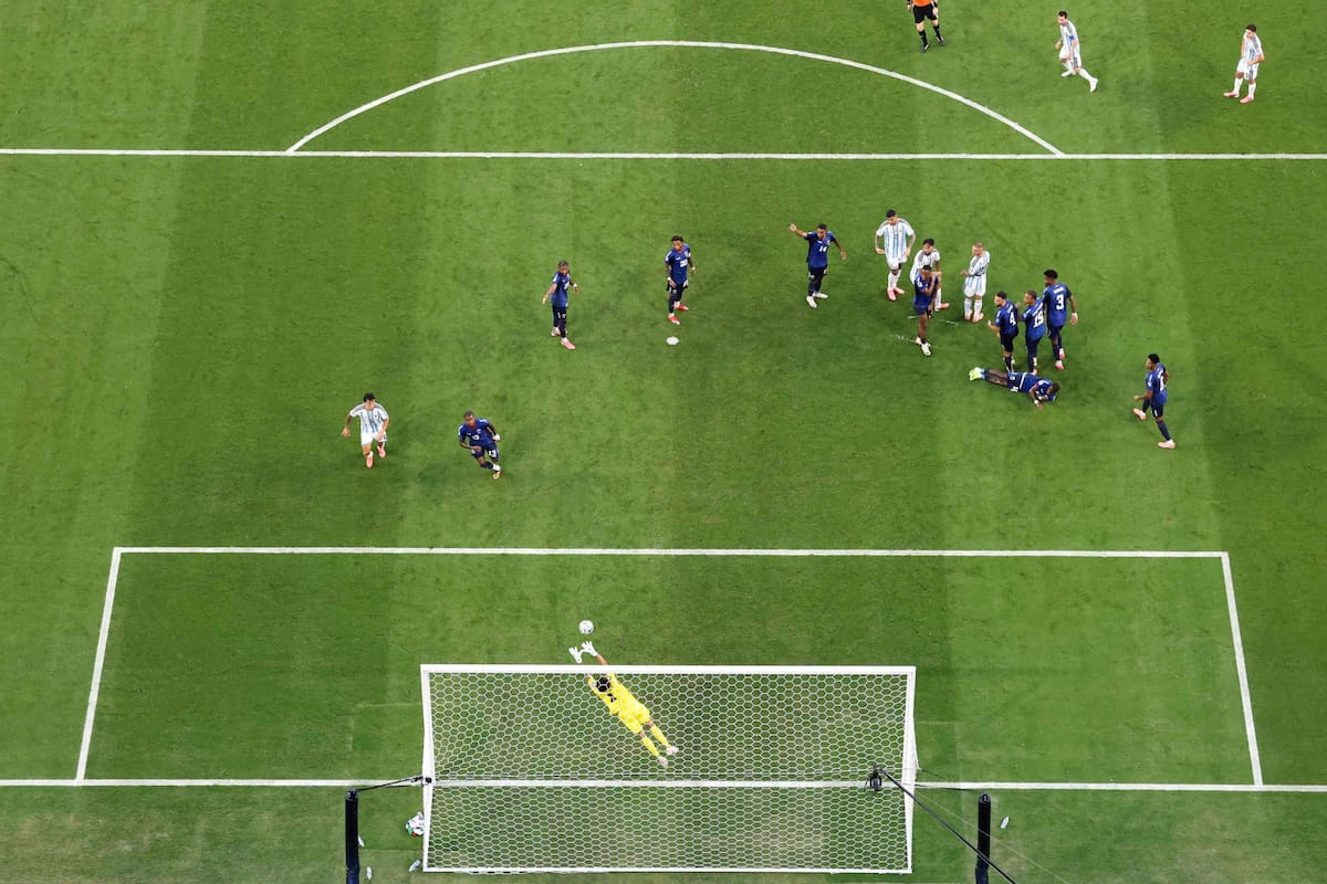 La atajada de Vozinha ante el tiro libre de Messi