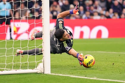 La atajada del Dibu Martínez de este domingo: el penal desviado al ghanés Antoine Semenyo en la goleada de Aston Villa 4-0