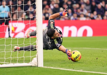 La atajada del Dibu Martínez de este domingo: el penal desviado al ghanés Antoine Semenyo en la goleada de Aston Villa 4-0