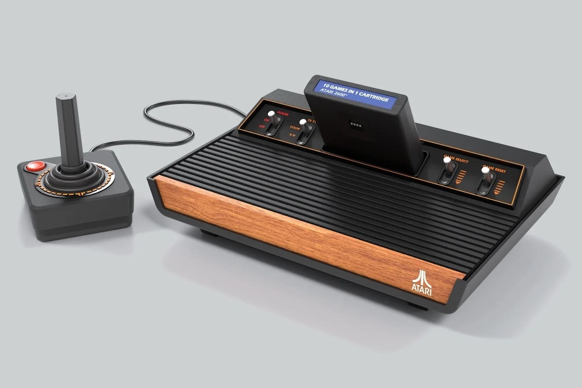 La Atari 2600+ retoma el diseño de la consola de 1980, e incluso es compatible con los cartuchos originales