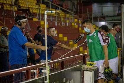 La atención a la prensa de los futbolistas es obligatoria con tapabocas