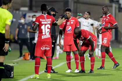 La atención a los jugadores de América de Cali afectados por el gas lacrimógeno en el Romelio Martínez, en Barranquilla