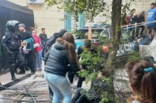 Salía de alta del hospital y cuando esperaba a que lo pasaran a buscar lo atropelló un patrullero fuera de control
