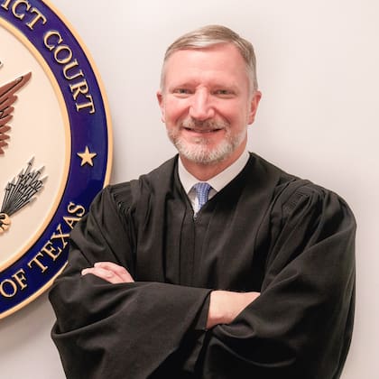 La atención de los medios se centró en que el juez Jeffrey V. Brown, quien bloqueó el mapa, fue nombrado al cargo por Donald Trump y desarrolló parte de su carrera bajo el ala del gobernador Greg Abbott