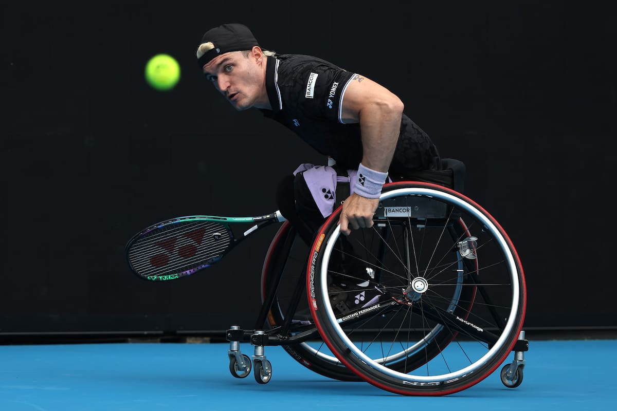 La atención del argentino Gustavo Fernández en la pelota, durante su exitoso debut en el Australian Open, ante el neerlandés Ruben Spaargaren