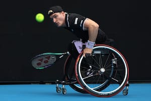 La atención del argentino Gustavo Fernández en la pelota, durante su exitoso debut en el Australian Open, ante el neerlandés Ruben Spaargaren