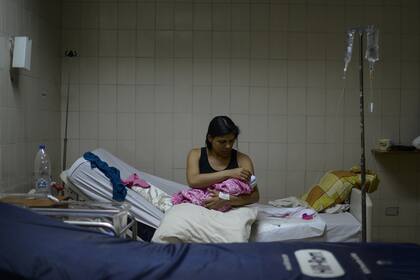 La atención en un hospital de la Cruz Roja en Caracas