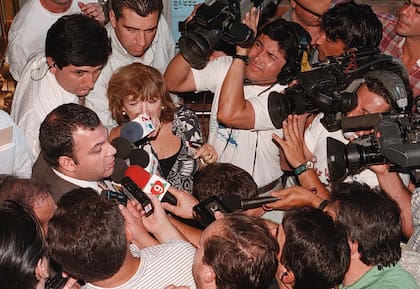 La atención mediática (aquí en una llegada de Luque) fue una constante del caso María Soledad