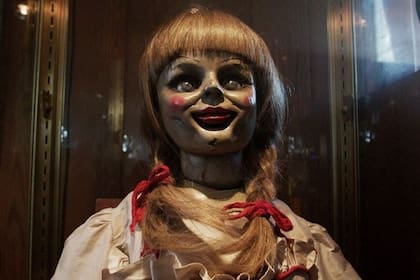 La aterradora muñeca que inspiró la saga de películas de terror no está más en la vitrina de un museo, y sus fanáticos aseguran que "logró escaparse" para revivir la leyenda
