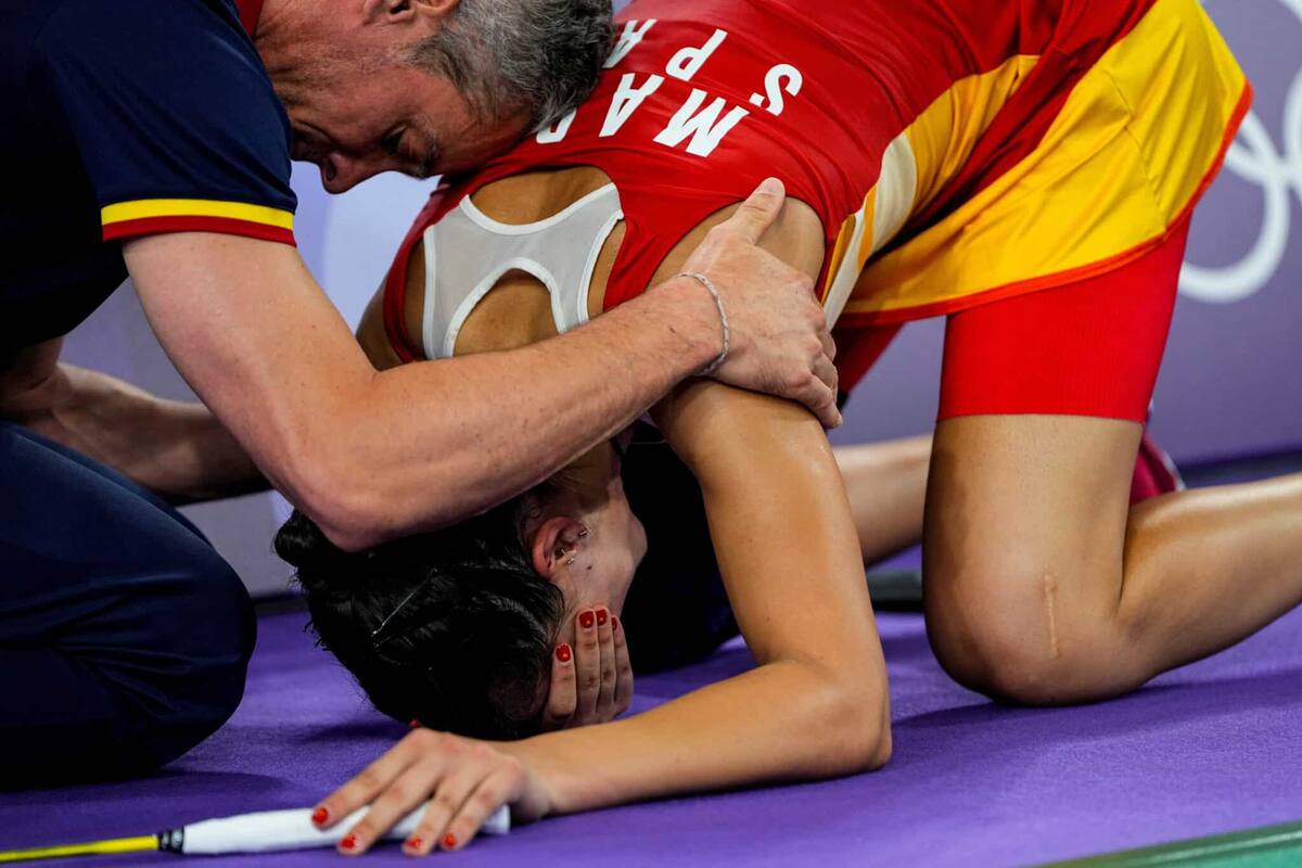 La atleta española tuvo que retirarse en la semifinal debido a una fuerte lesión.