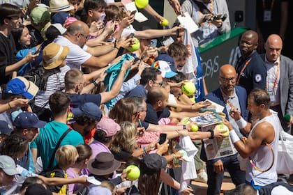 La atracción por Nadal en París no cambió: todos querían su firma o una foto