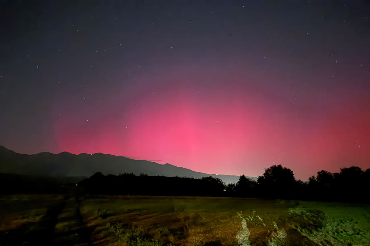 La aurora boreal fue visible en el norte y centro de italia, con las imágenes más espectaculares captadas sobre los alpes. se trata de un acontecimiento poco frecuente causado por una fuerte tormenta geomagnética. (Foto: @JDSpurs32 via Twitter)