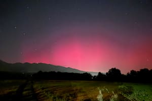 La aurora boreal fue visible en el norte y centro de italia, con las imágenes más espectaculares captadas sobre los alpes. se trata de un acontecimiento poco frecuente causado por una fuerte tormenta geomagnética. (Foto: @JDSpurs32 via Twitter)