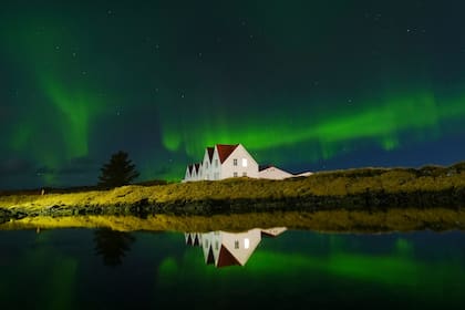 La aurora boreal sobre Straumur, en un impresionante paisaje de Islandia